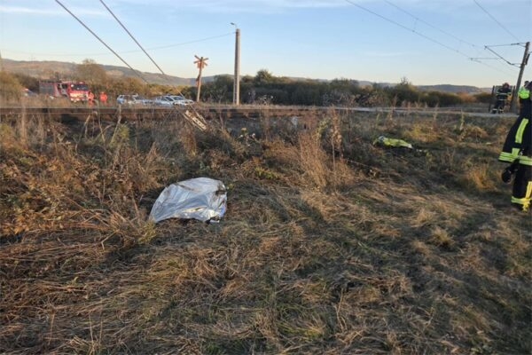 Tragedie în Harghita: Doi adolescenți au murit după ce un tren a lovit motocicleta lor