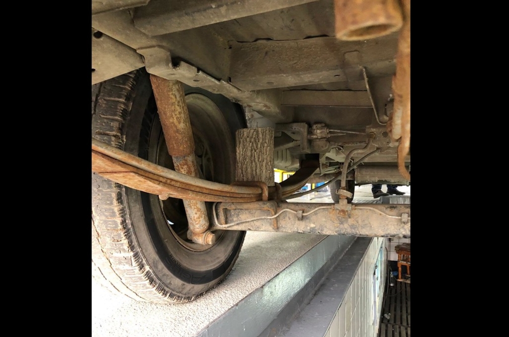 Improvizații periculoase la mașinile românilor: RAR a publicat fotografii cu vehicule modificate ilegal
