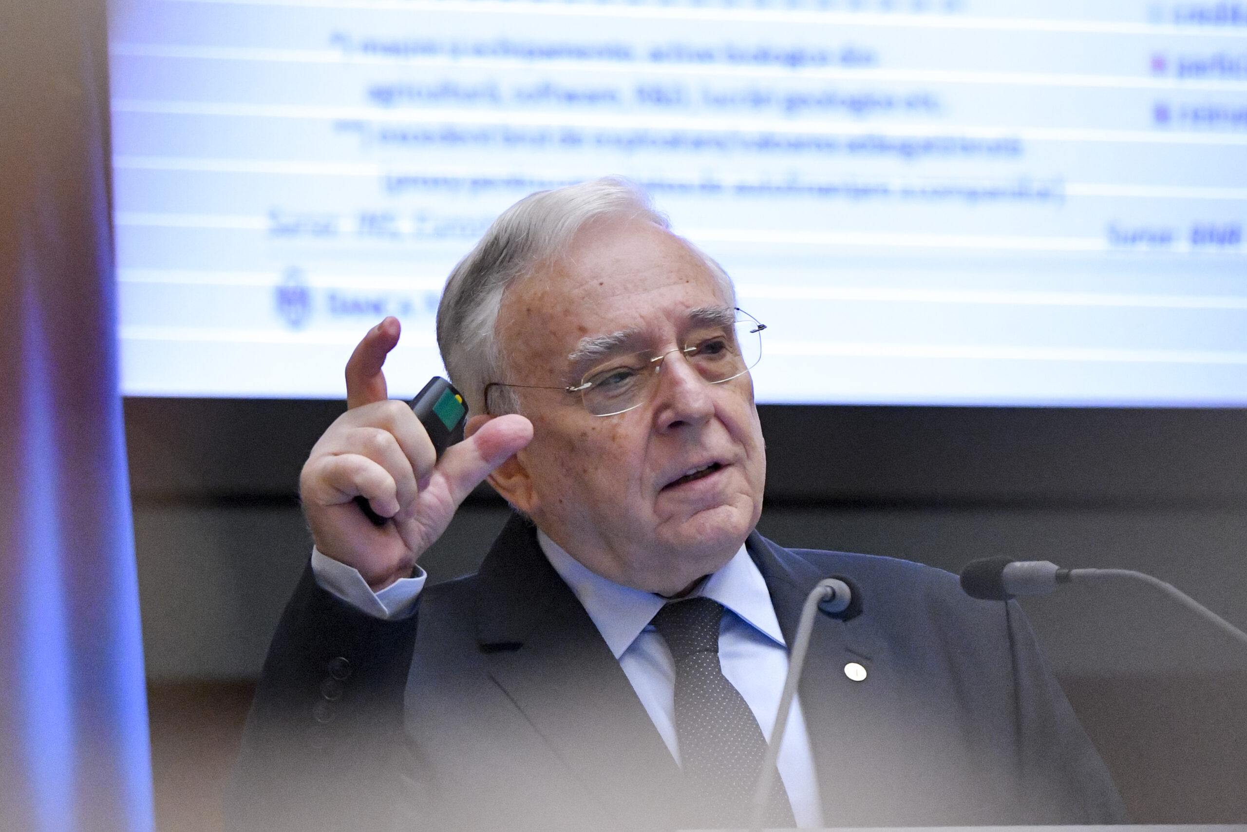 Euro a atins un nou record istoric față de leu: 5,3527 lei pentru o monedă europeană
