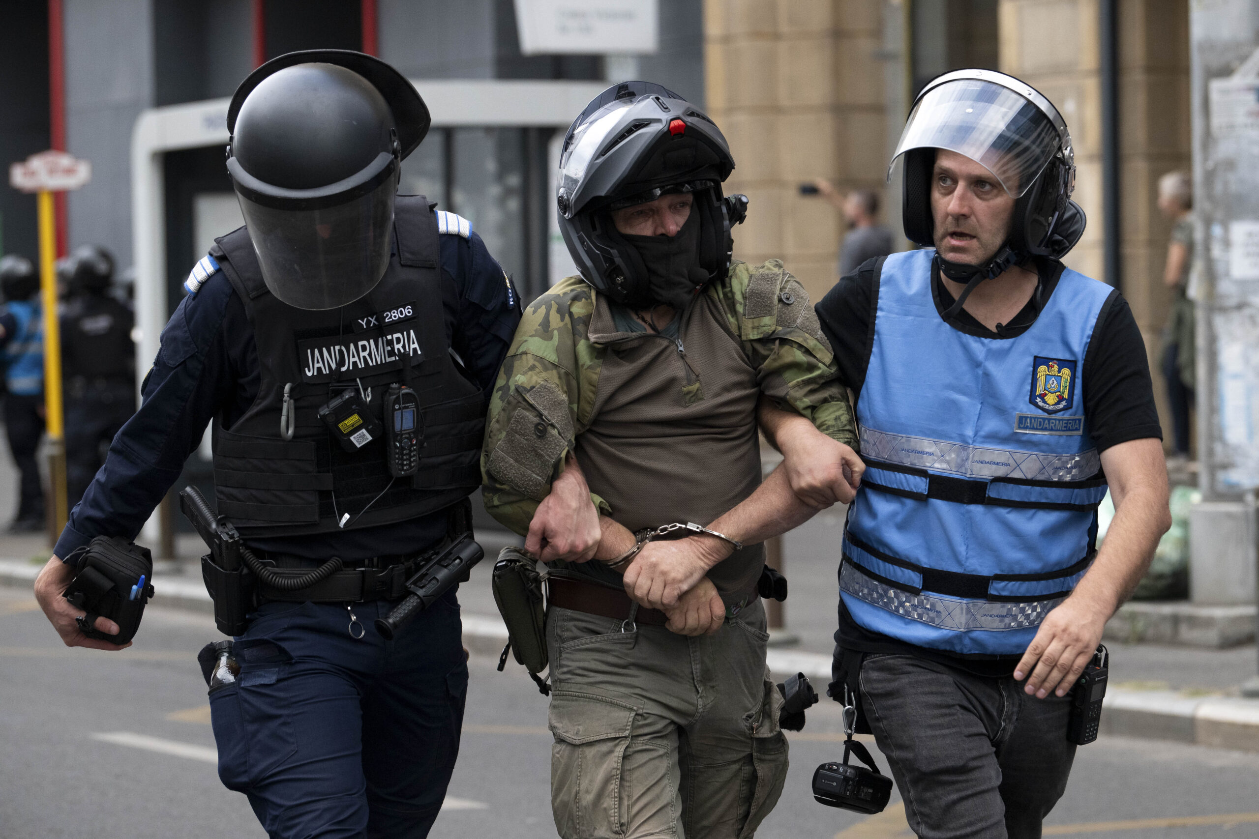 10 jandarmi răniți în Piața Victoriei. Jandarmeria solicită imagini video pentru identificarea agresorilor
