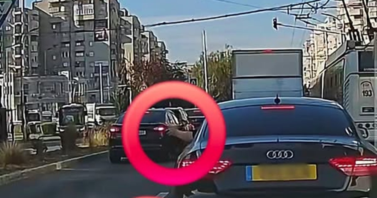 Șofer filmat aruncând resturi din scrumieră pe geamul mașinii în timp ce circula pe un drum public