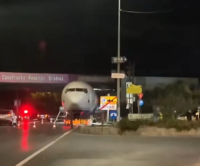 Transport cu probleme pentru un avion dezafectat: aeronava a rămas blocată sub un pod în Balotești