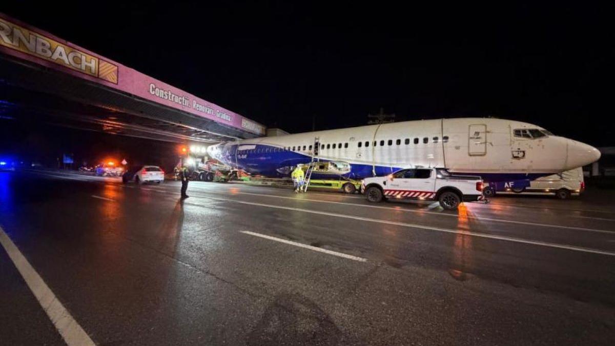 Un avion de pasageri a rămas blocat sub un pod pe DN1, în zona Balotești
