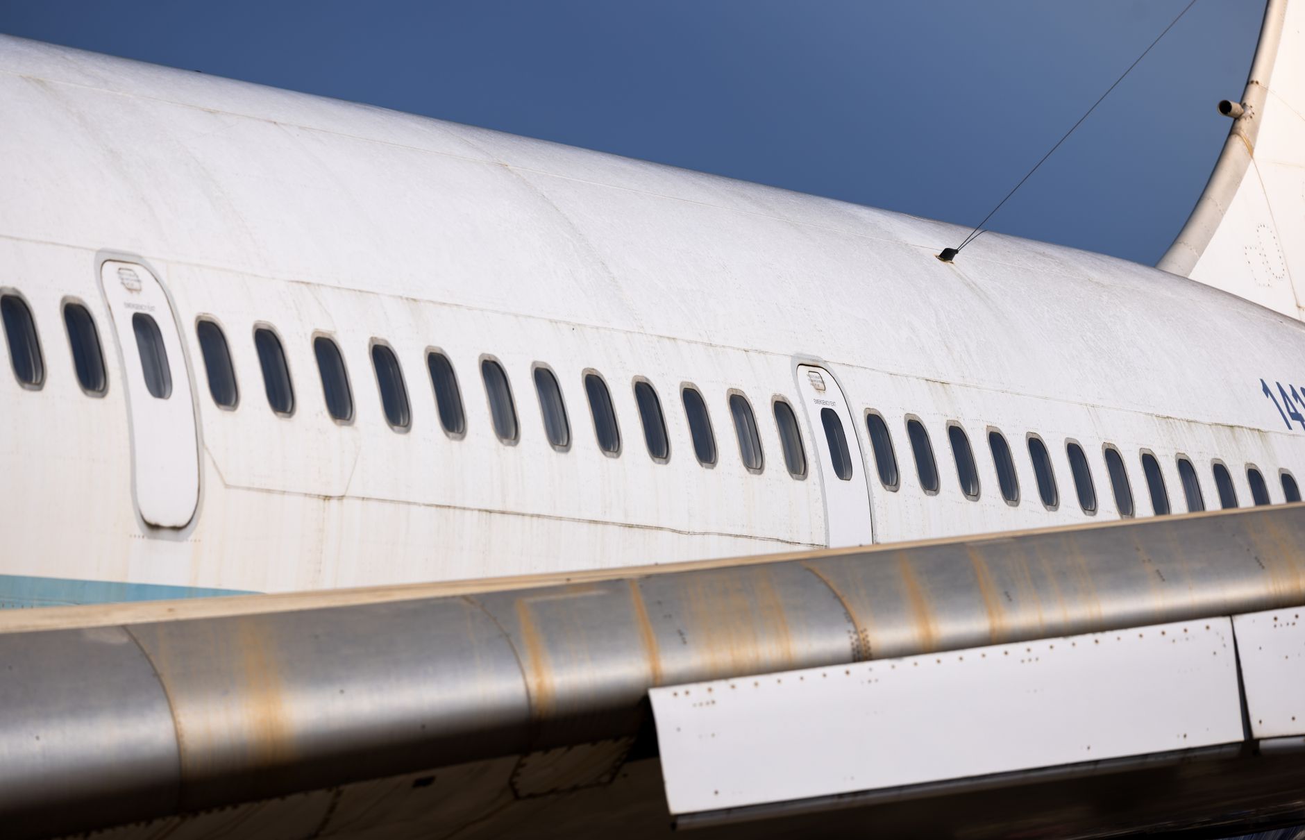 Un fuzelaj de avion transportat pe platformă s-a blocat sub un pod de pe DN1, în zona Balotești