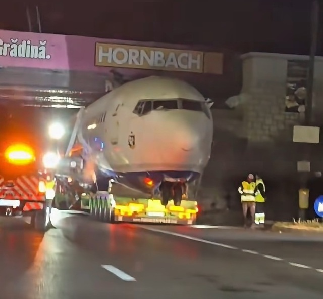 Avion de pasageri blocat sub un pod pe DN1 în timpul unui transport cu gabarit depășit
