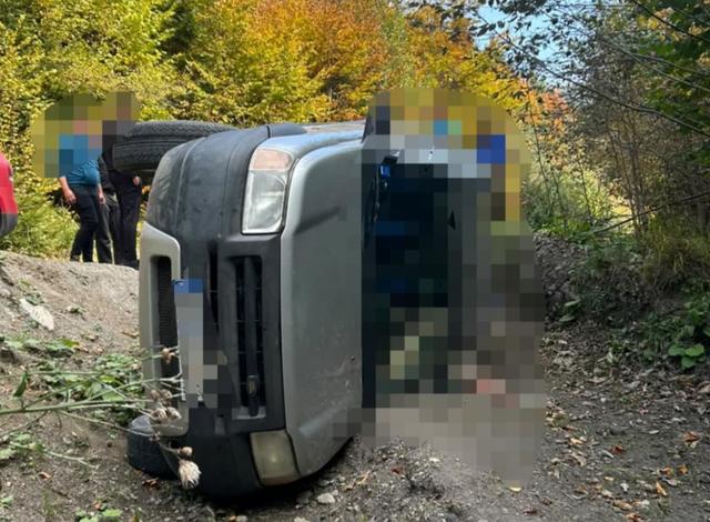 Doi vârstnici morți după ce mașina în care circulau a ajuns într-o râpă în Brașov