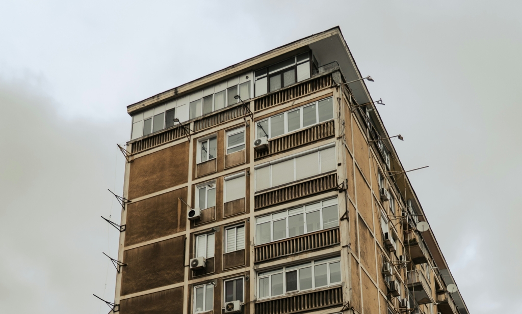Schema de subînchiriere ilegală din București: un bărbat a păgubit 35 de proprietari de apartamente