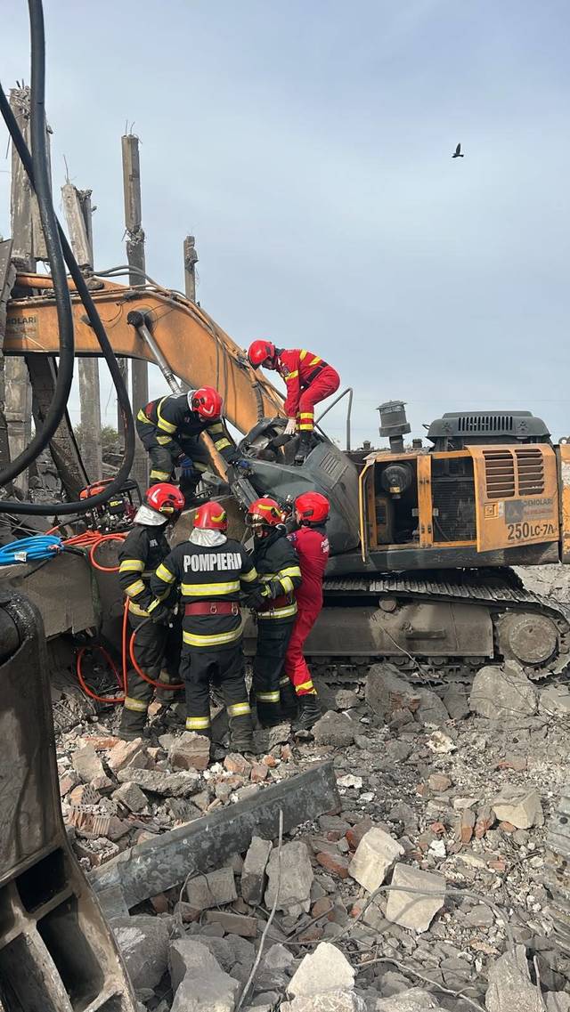 Tragedie în județul Dolj: O persoană a murit după ce o grindă de beton a căzut peste un excavator