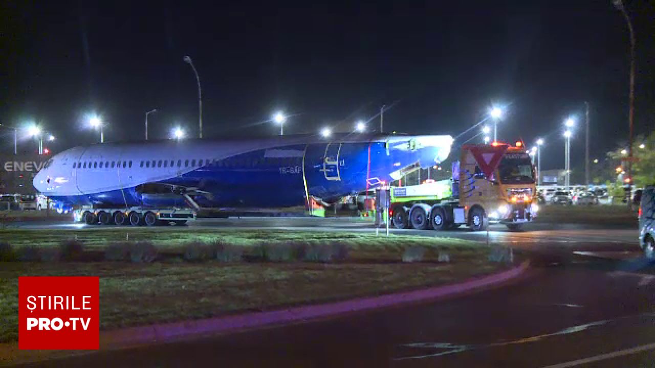 Un avion de la Blue Air a rămas blocat sub un pod de pe DN1 în timpul transportului special