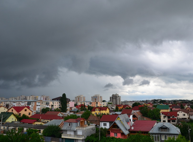 Schimbări meteorologice în București: de la temperaturi de 29 de grade la ploi abundente și răcire bruscă