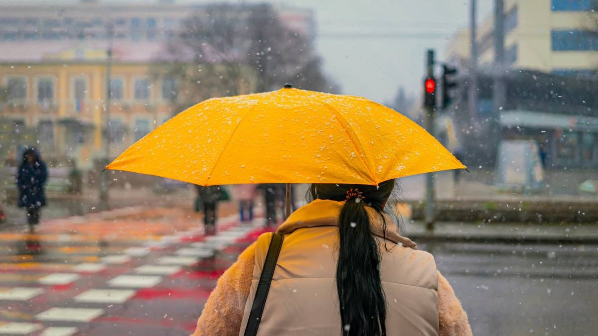 Schimbări meteorologice în România: ploi, ninsori și vânt puternic încep de duminică