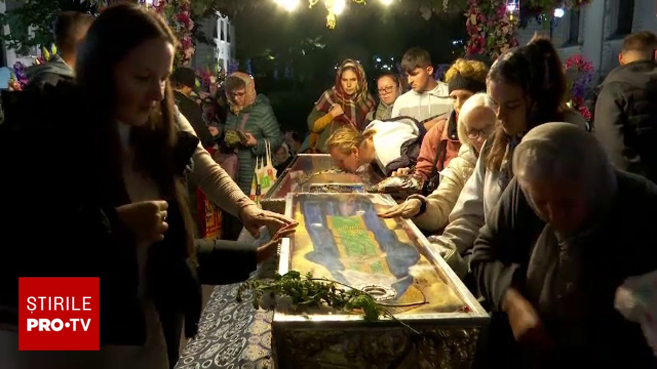 Peste 26.000 de pelerini stau la coadă la Iași. Timpul de așteptare depășește 15 ore