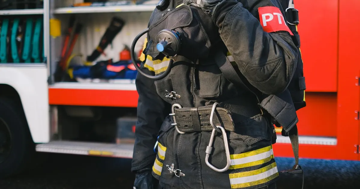 Incendiu într-un bloc din Hârlău: 25 de persoane, inclusiv 15 copii, au fost evacuate