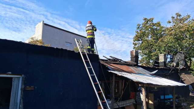 Un tânăr a fost rănit în Giurgiu în încercarea de a stinge un incendiu care a distrus o locuință