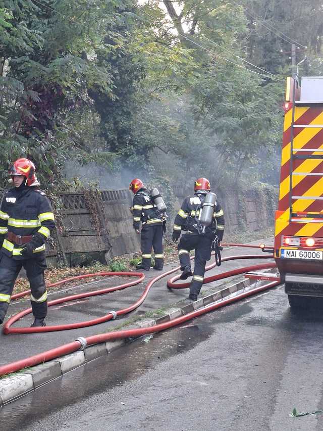 Incendiu la o fostă unitate militară din județul Vâlcea, în localitatea Vlădești