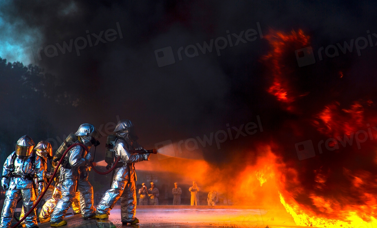 Incendiu violent la o fostă unitate militară din Vâlcea, intervenție masivă cu forțe din patru județe