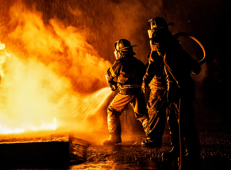 Incendiu violent la o fostă unitate militară din localitatea Vlădești, județul Vâlcea