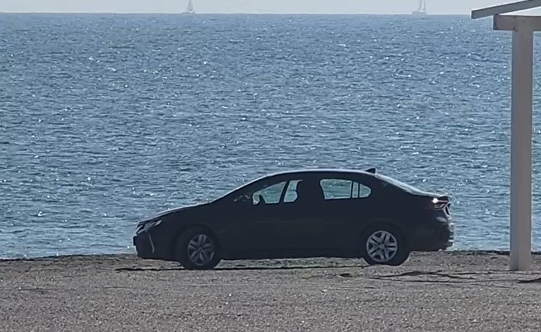 Un șofer din București a parcat autoturismul pe plaja de la Cap Aurora, imaginile au devenit virale