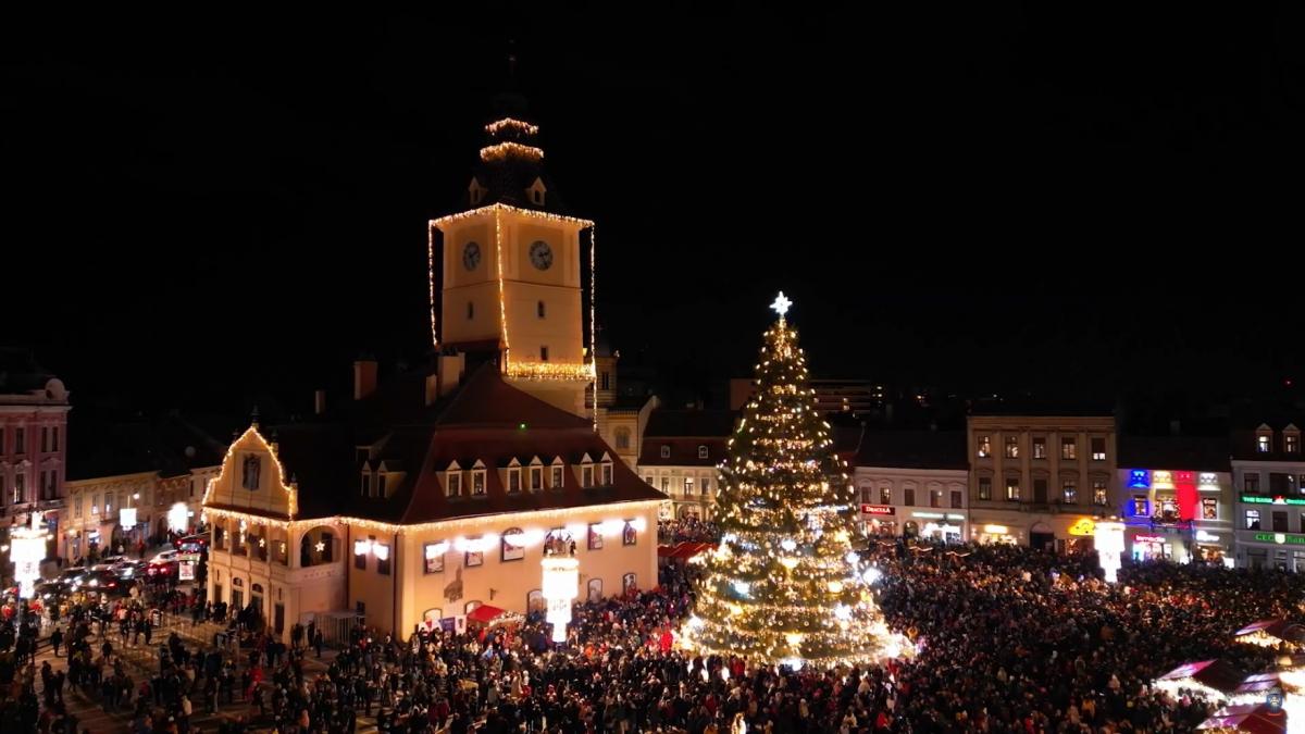 Brașovul începe sărbătorile de iarnă în noiembrie: Târgul de Crăciun se deschide în Piața Sfatului