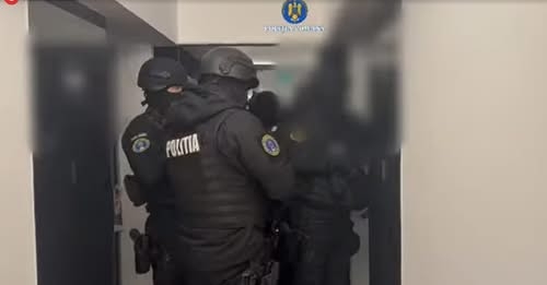 Un bărbat a atacat un polițist cu un cuțit în Sectorul 3, după ce se baricadase în apartament