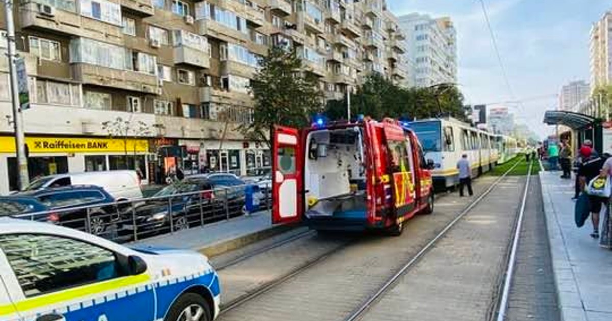 Accident cu un tramvai în București: o femeie de 69 de ani a fost lovită la intersecția cu șoseaua Pantelimon
