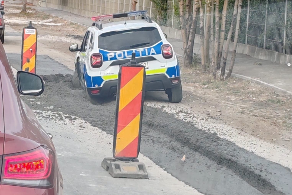 Autospecială de poliție blocată în asfaltul proaspăt turnat pe DN13. Explicațiile Poliției Brașov