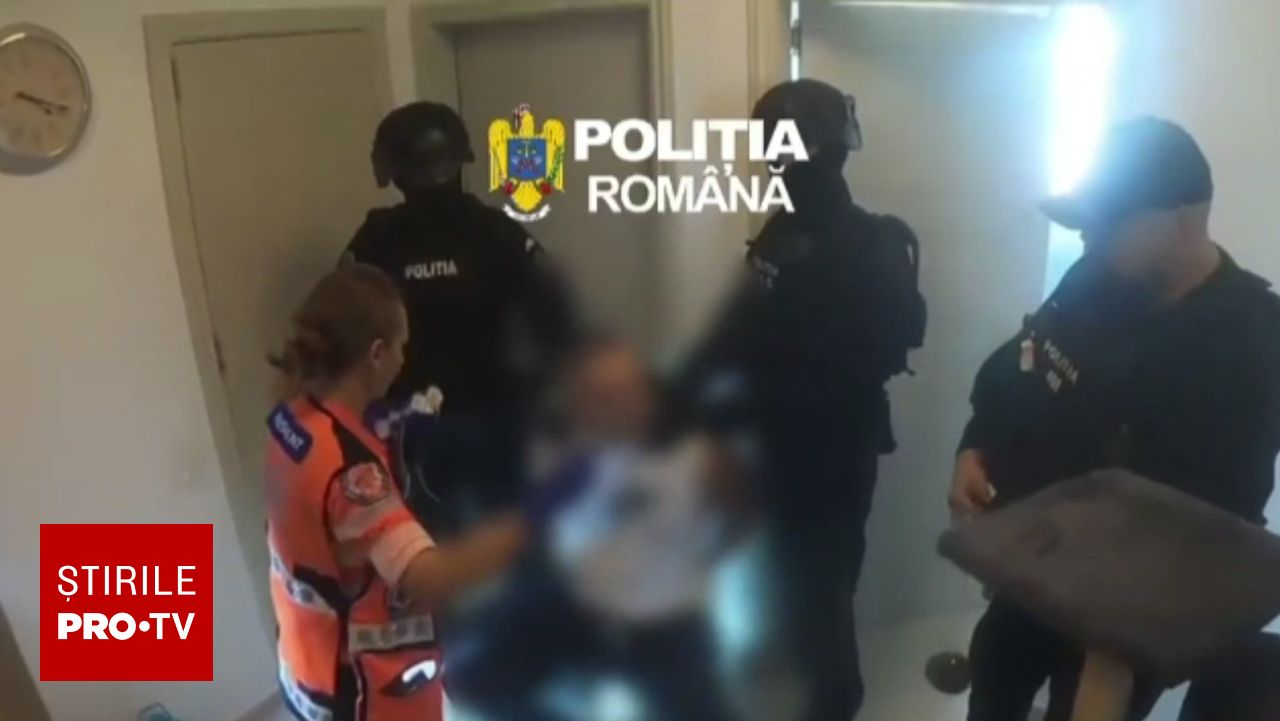 Intervenție violentă în București: un bărbat baricadat a atacat un polițist cu un cuțit