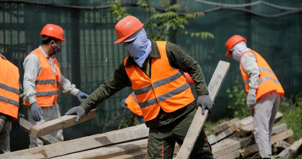 Obligațiile angajatorilor care aduc muncitori străini în România: ce trebuie verificat dincolo de contract