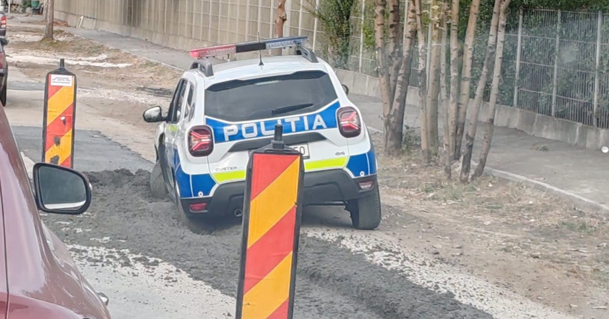 O mașină de poliție din Brașov a rămas blocată în beton proaspăt turnat după o manevră greșită