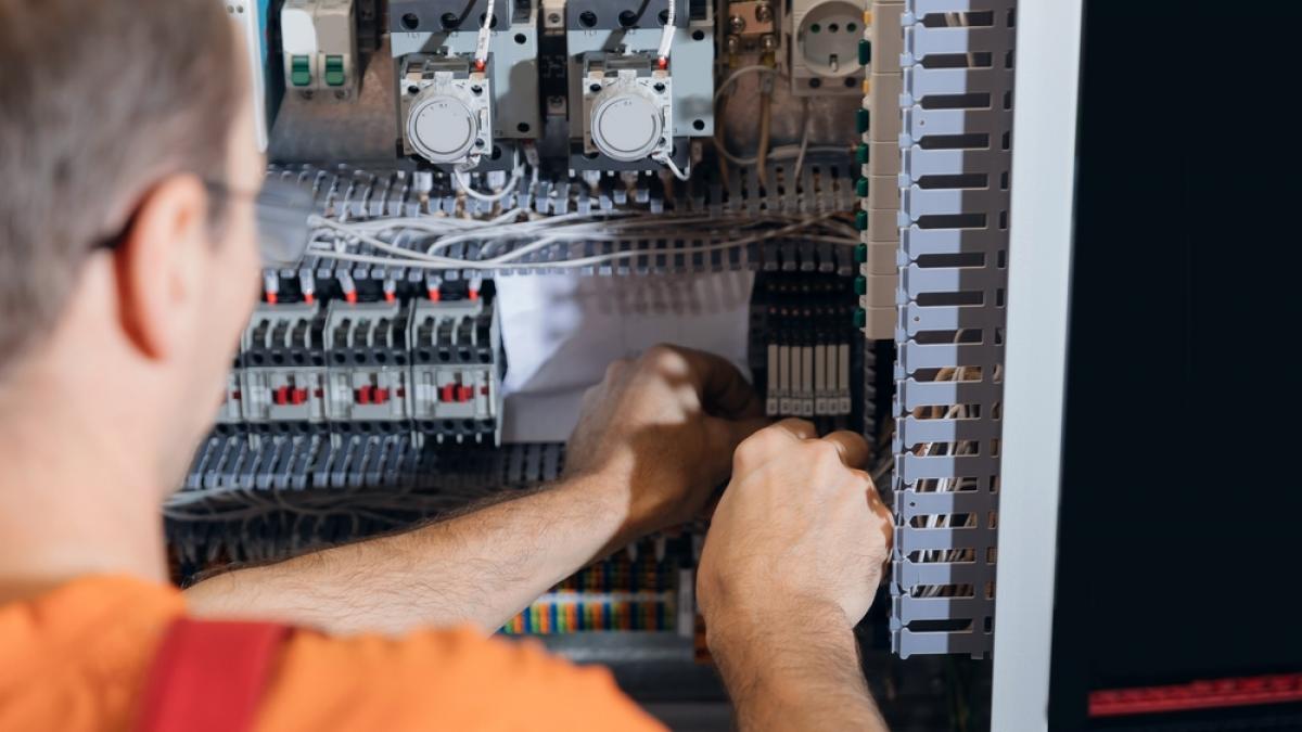 De ce rămâne energia ieftină în profitul producătorilor, în timp ce consumatorii plătesc prețuri mari