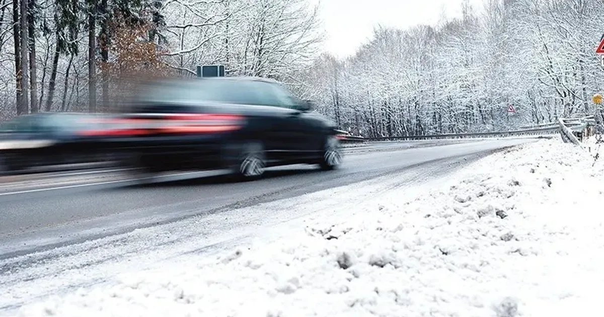 Atenție la amende mari pentru lipsa anvelopelor de iarnă pe fondul prognozei cu ninsoare în zonele montane