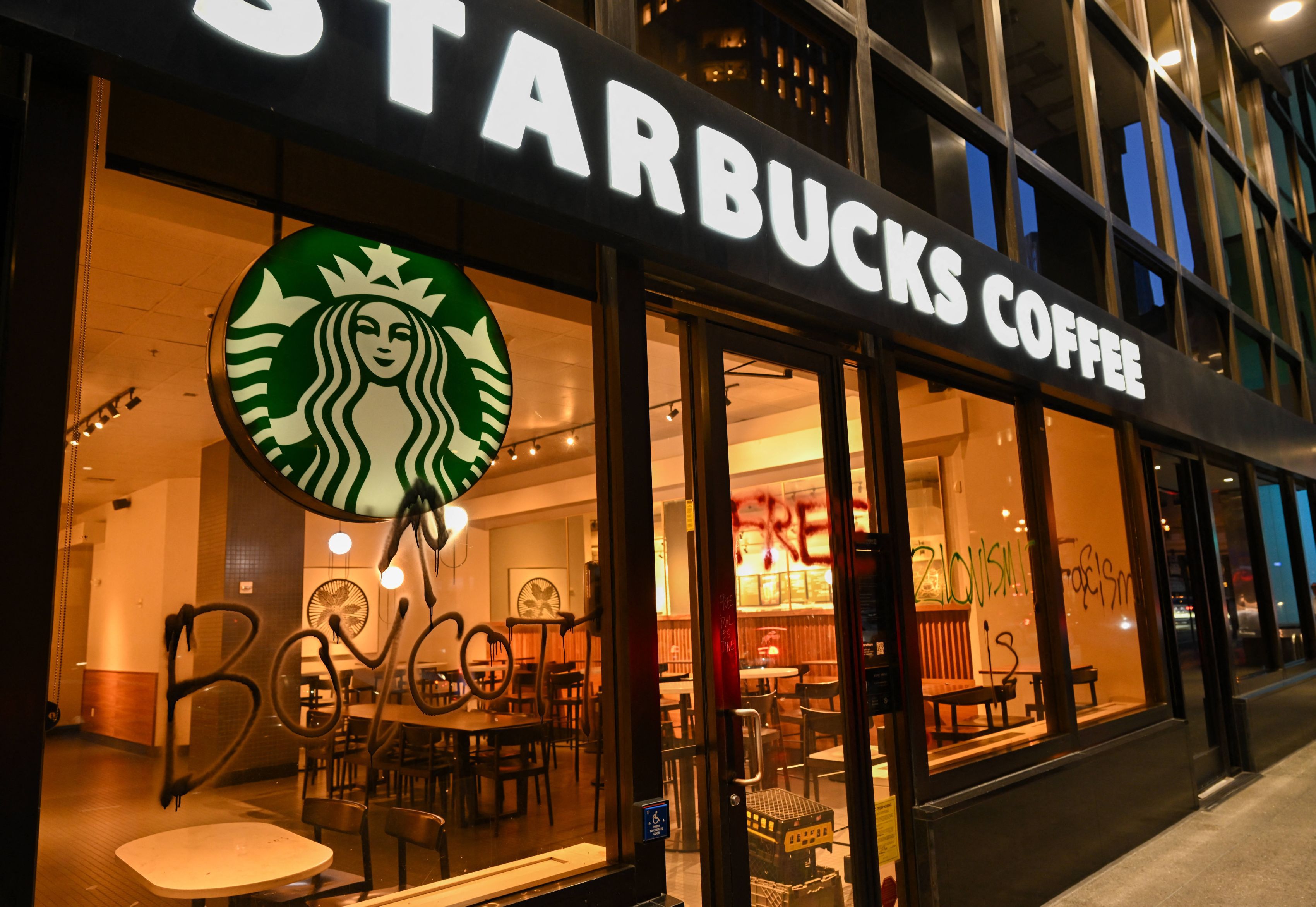 Starbucks investește un miliard de dolari în transformarea conceptului de cafenea într-un spațiu de socializare