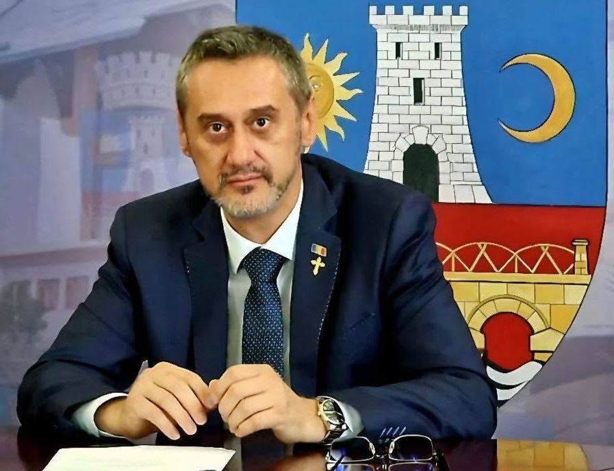 Oseminte găsite în spatele unui zid fals la cimitirul Strehareți din Slatina. Poliția a deschis un dosar penal