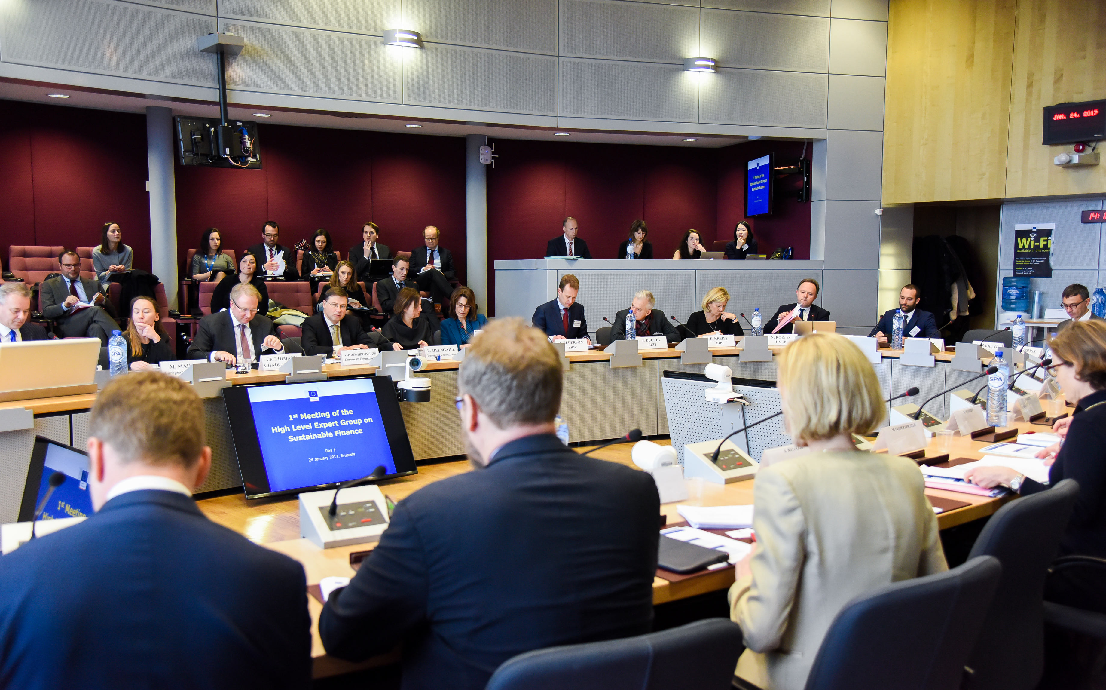 Statul devine concurent pentru bănci la atragerea economiilor prin Tezaur și Fidelis