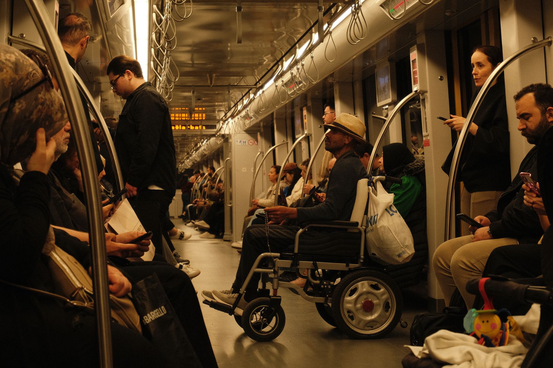 Noile facilități pentru persoanele cu handicap în 2026: card de carburant, reduceri de impozite și transport