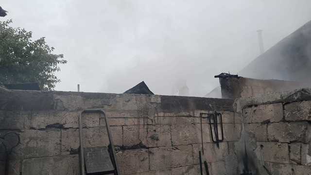 Incendiu puternic în Brăila: trei locuințe au luat foc pe o suprafață de 600 de metri pătrați