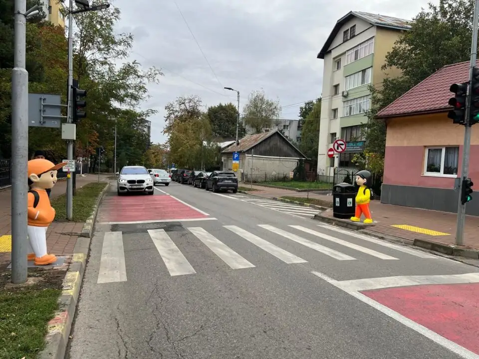 Primăria Suceava instalează manechine la trecerile de pietoni pentru siguranța copiilor