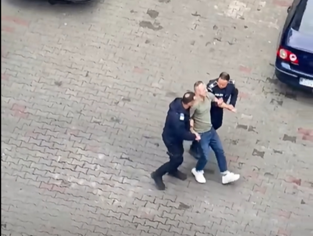 Polițist din Suceava încătușat de colegi după un scandal provocat în cartierul Nordic