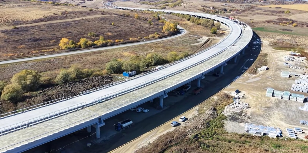 Lucrările pe Autostrada A3: A început asfaltarea celui mai lung viaduct de autostradă din România
