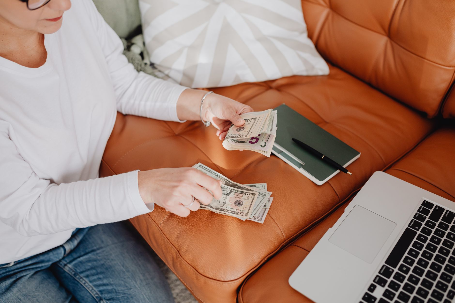 Salariul mediu net din România a scăzut în august 2026. Puterea de cumpărare este în continuu declin