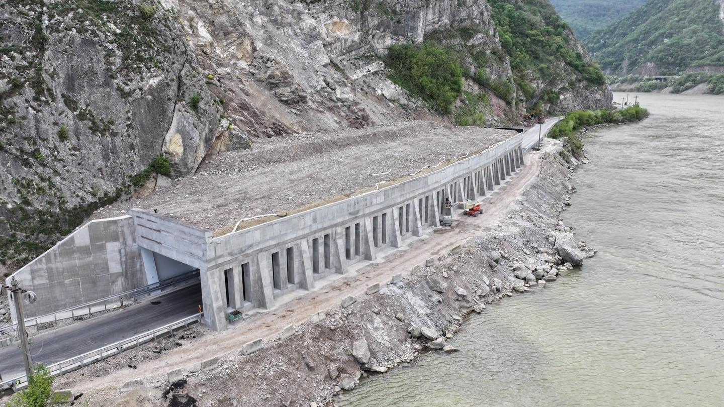 Consolidare pe DN 7CC: se construiește o structură de protecție din beton armat și piloți forați