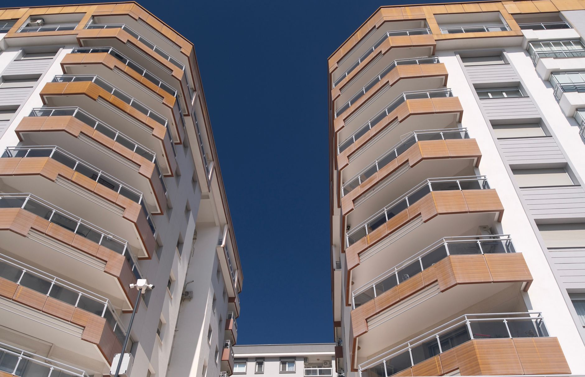 Piața imobiliară din România: Prețurile cresc nominal în euro, dar scad în termeni reali