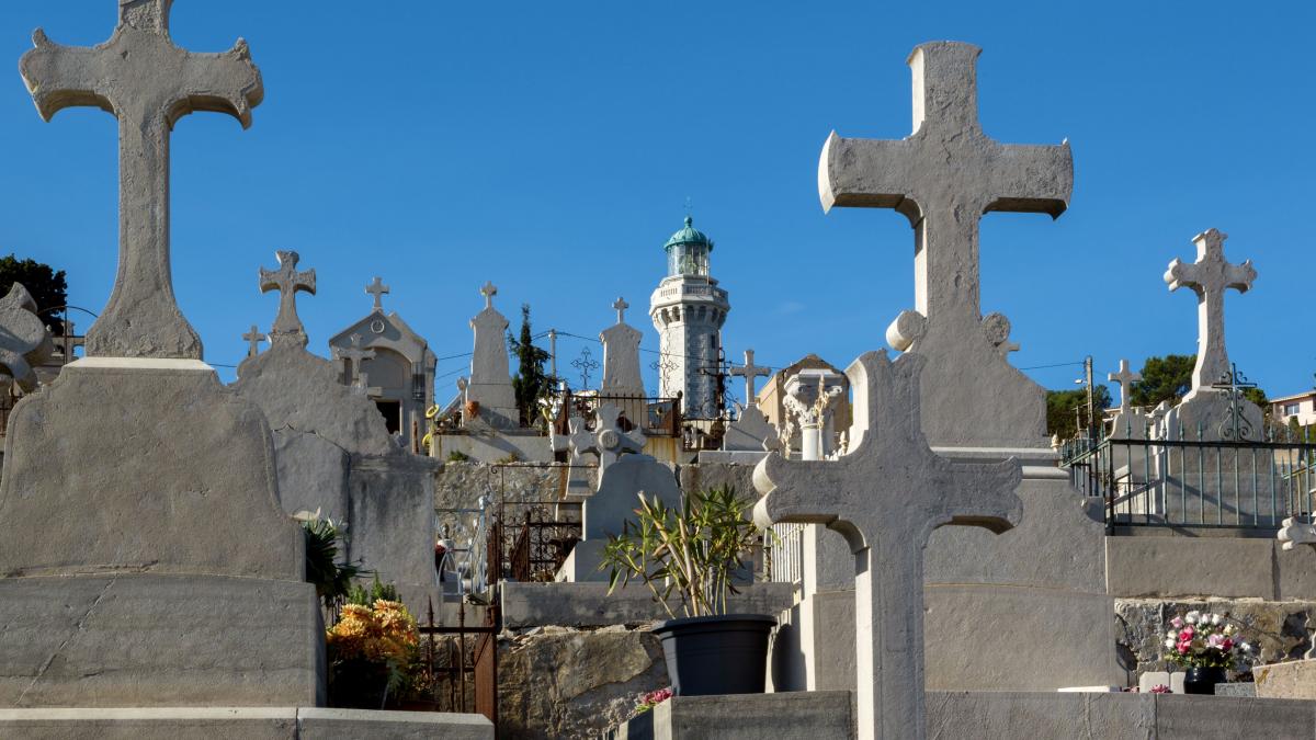 Ancheta poliției după descoperirea sacilor cu oseminte ascunși într-un cimitir din Slatina