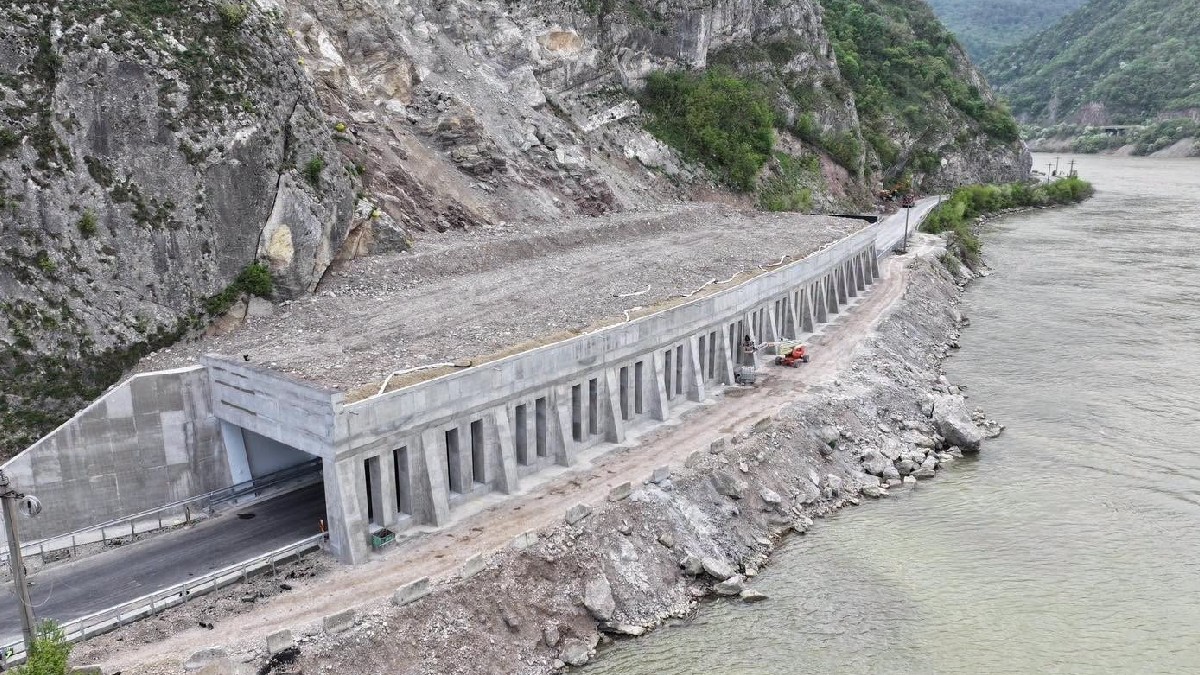 Se construiește o polată de protecție pe Centura Călimănești pentru consolidarea drumului DN 7CC