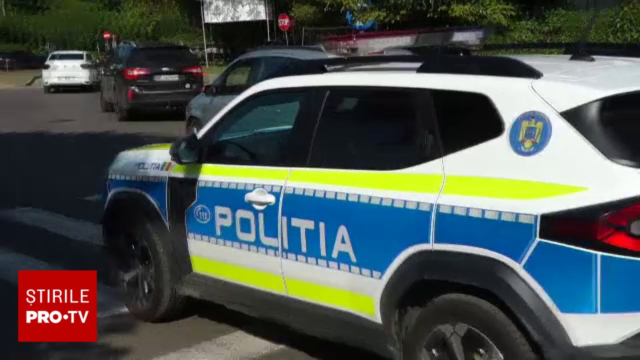 Un bărbat fără permis a furat o mașină cu un copil la bord și a lovit un cap de pod în Olt