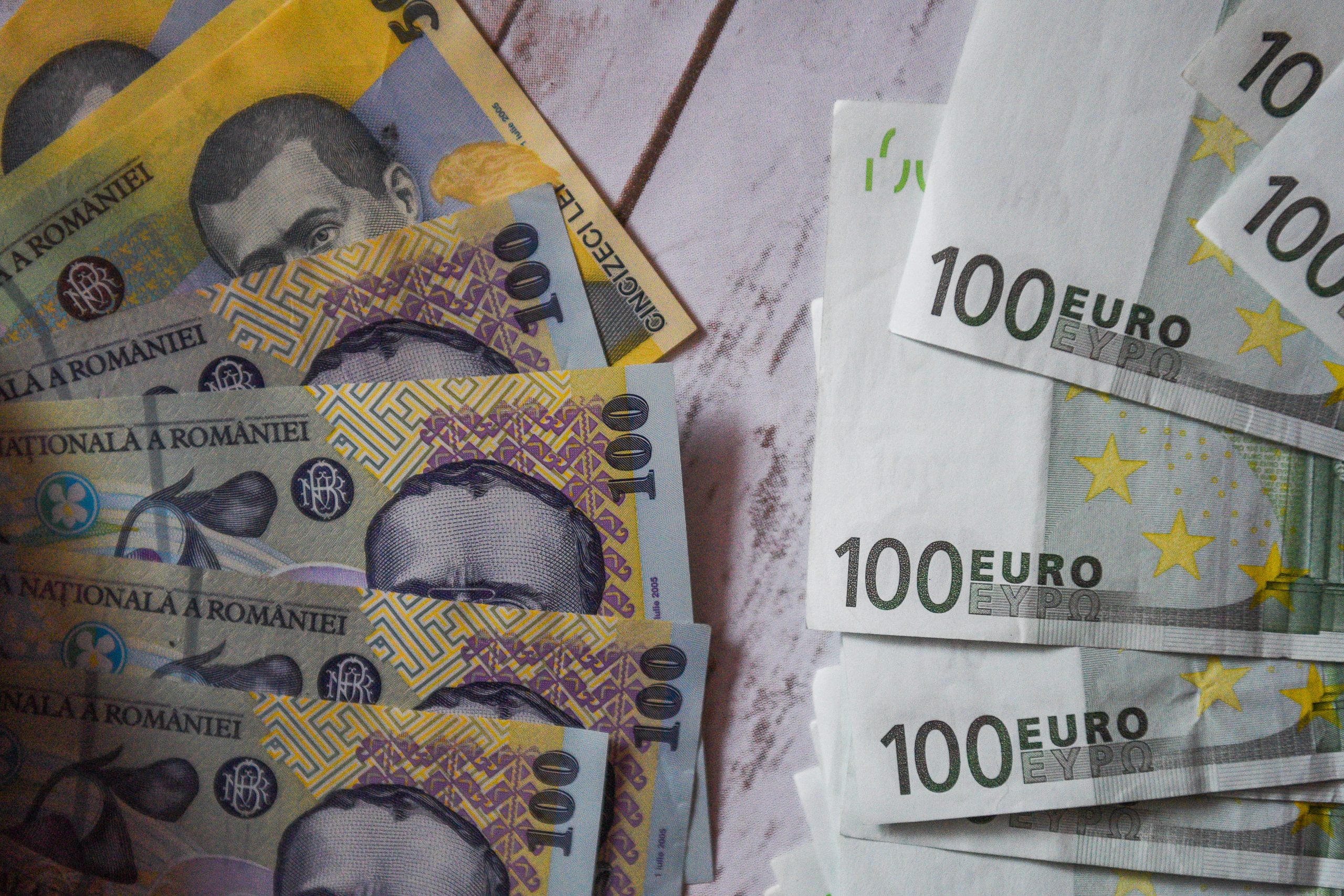 Investiții în lei sau euro: criterii pentru alegerea monedei potrivite în funcție de obiective