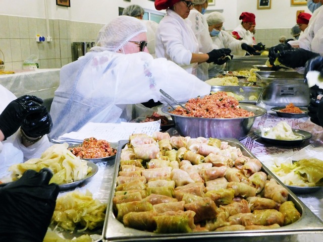 Masa pelerinilor de la Iași: 60.000 de sarmale vor fi oferite după slujba de la Catedrala Mitropolitană