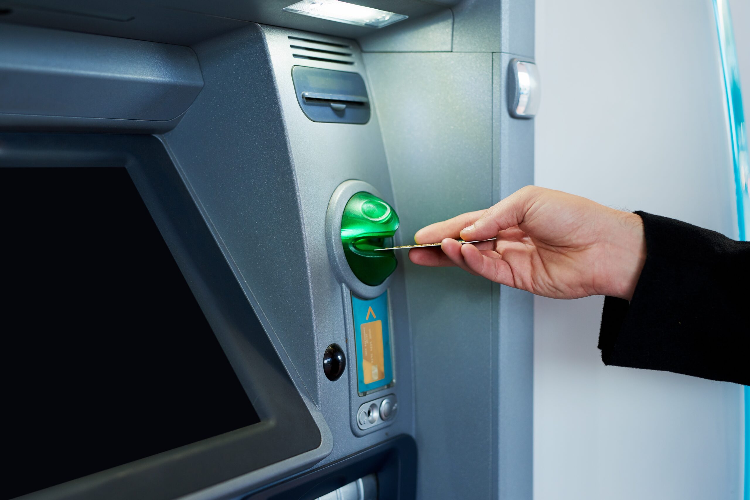 Un bărbat din Alba va fi judecat pentru utilizarea unui card bancar găsit pe stradă
